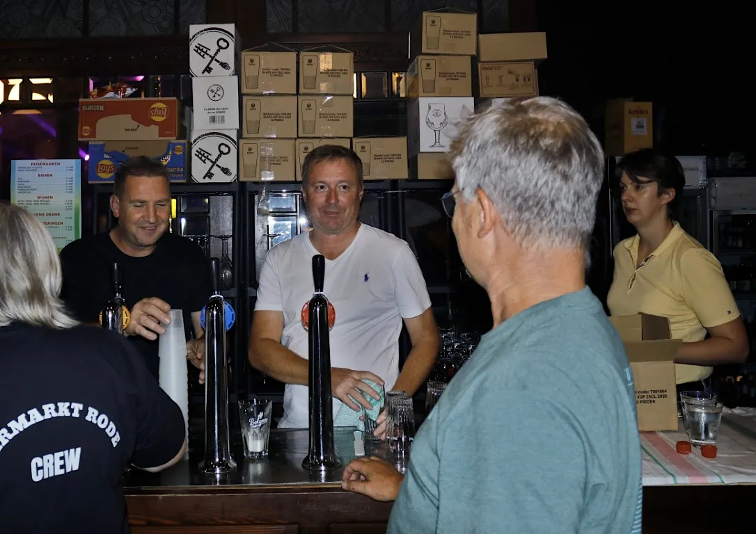 mensen aan het werken achter de bar op de jaarmarkt van Rode